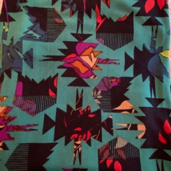 1245 LuLaRoe Leggings Size OS Green Black Geometric Aztec Print New - Picture 2 of 5